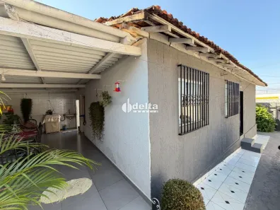 Casa com 3 Quartos para alugar, 300m² no Presidente Roosevelt, Uberlândia
