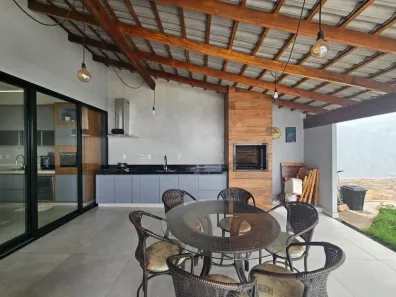 Casa com 4 Quartos à venda, 195m² no Dona Zulmira, Uberlândia