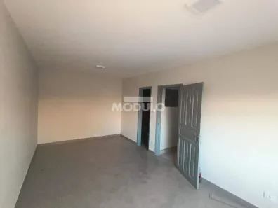 Casa com 2 Quartos para alugar, 70m² no Centro, Uberlândia