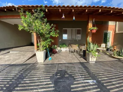 Casa com 3 Quartos para alugar, 183m² no Amaro, Londrina
