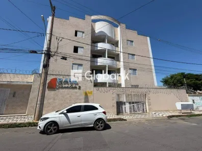 Apartamento com 2 Quartos para alugar, 80m² no Cândida Câmara, Montes Claros