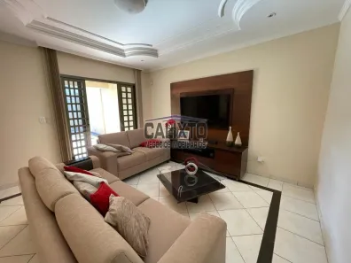 Casa com 3 Quartos à venda, 225m² no Santa Mônica, Uberlândia
