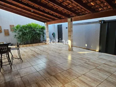 Casa com 3 Quartos para alugar, 150m² no Jardim Patrícia, Uberlândia