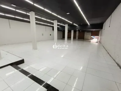 Ponto Comercial para alugar, 594m² no Centro, Uberlândia