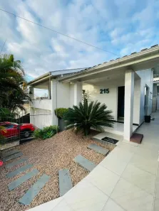 Casa com 3 Quartos para alugar, 242m² no Comerciário, Criciúma