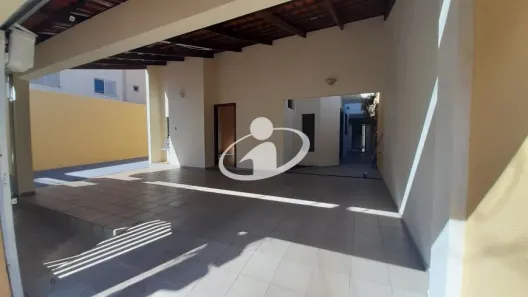 Casa com 3 Quartos para alugar, 220m² no Santa Mônica, Uberlândia