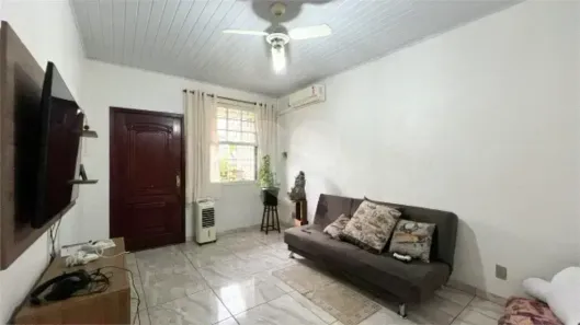 Casa com 2 Quartos à venda, 184m² no Passo da Areia, Porto Alegre