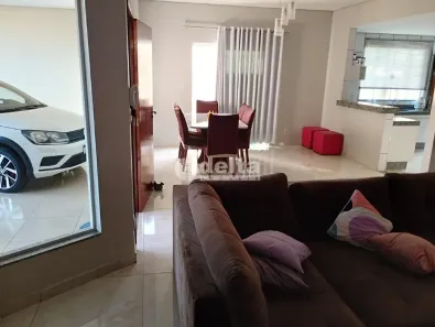 Casa com 3 Quartos para alugar, 173m² no Granada, Uberlândia