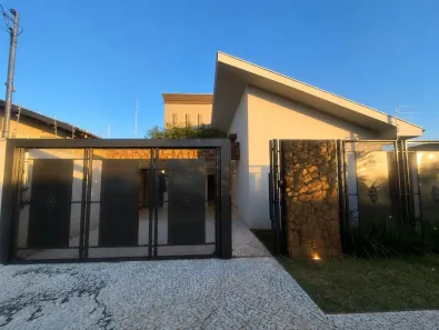 Casa com 4 Quartos à venda, 230m² no Carandá Bosque, Campo Grande