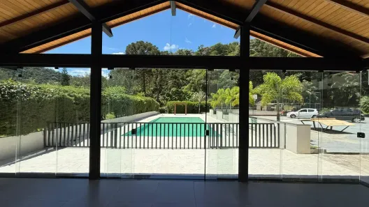 Casa de Condomínio com 4 Quartos à venda, 240m² no Itaipava, Petrópolis