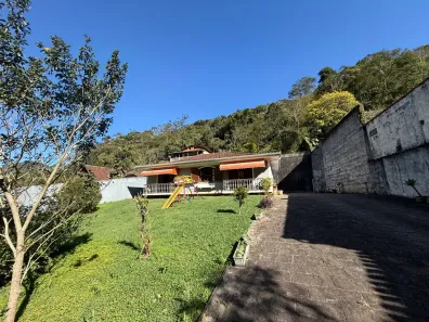 Casa com 3 Quartos à venda, 116m² no Quarteirão Brasileiro, Petrópolis