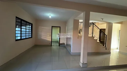Casa com 3 Quartos para alugar, 244m² no Irmãos Soares, Uberaba