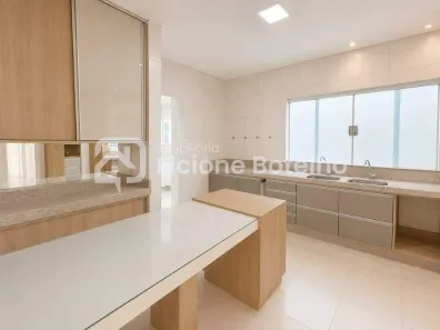 Casa com 3 Quartos para alugar, 200m² no Aclimação, Uberlândia