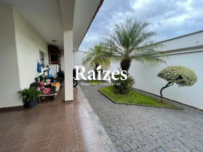 Casa com 3 Quartos à venda, 245m² no Santa Mônica, Uberlândia