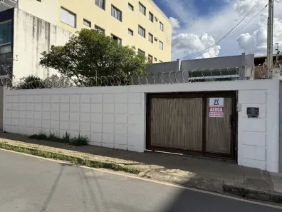 Casa com 6 Quartos para alugar, 325m² no Centro, Montes Claros