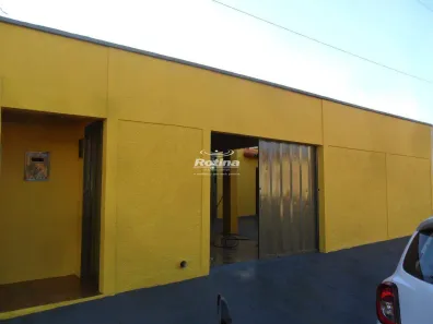 Casa com 3 Quartos para alugar, 140m² no Segismundo Pereira, Uberlândia