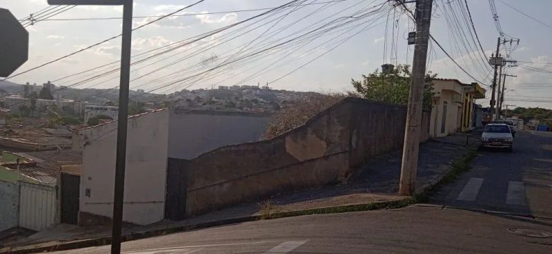 Casa com 2 quartos — Santa Terezinha, Belo Horizonte