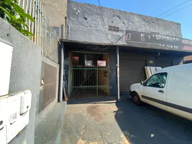 Casa com 3 Quartos para alugar, 80m² no Coliseu, Londrina