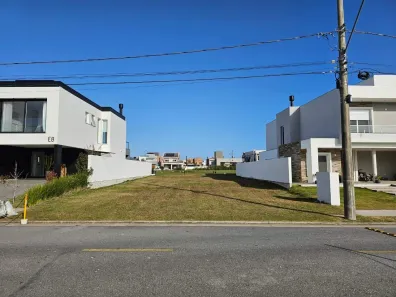 Lote/Terreno à venda, 401m² no Laranjal, Pelotas