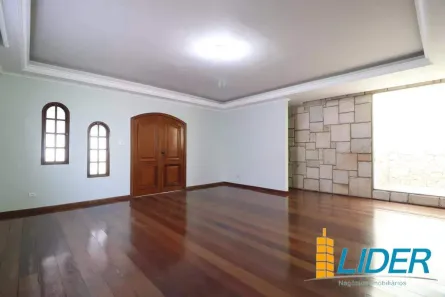 Imóvel Comercial com 4 Quartos à venda, 330m² no Marta Helena, Uberlândia
