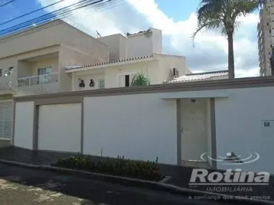 Casa com 3 Quartos à venda, 250m² no Jardim Colina, Uberlândia