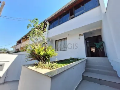Sobrado com 3 Quartos à venda, 227m² no Uberaba, Curitiba
