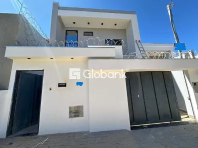 Sobrado com 3 Quartos à venda, 165m² no Ibituruna, Montes Claros