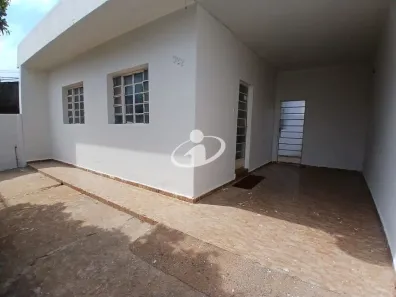 Casa com 3 Quartos para alugar, 100m² no Custódio Pereira, Uberlândia