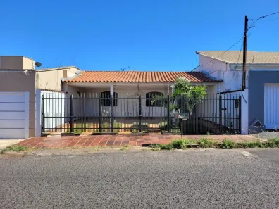 Casa com 3 Quartos para alugar, 182m² no Umuarama, Uberlândia