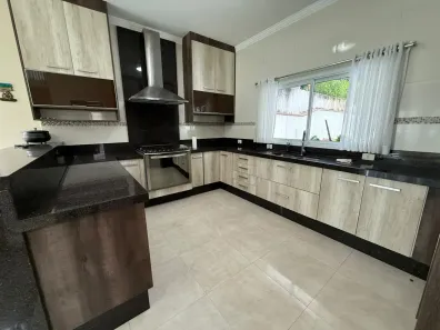 Casa de Condomínio com 3 Quartos para alugar, 270m² no Parque Residencial Itapeti, Mogi das Cruzes