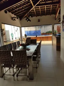 Sobrado com 4 Quartos à venda, 305m² no Jardim Karaíba, Uberlândia