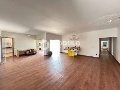 Casa com 3 Quartos para alugar, 230m² no Jardim Colina, Uberlândia