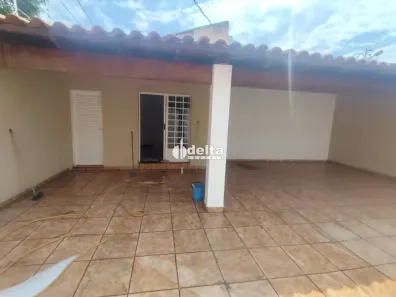 Casa com 3 Quartos para alugar, 180m² no Nossa Senhora Aparecida, Uberlândia