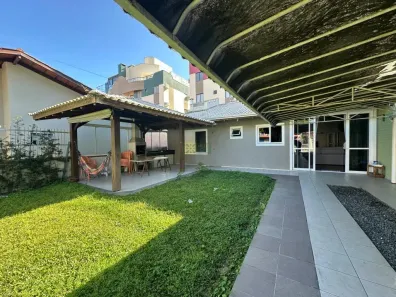 Casa com 2 Quartos para alugar, 70m² no Bombas, Bombinhas