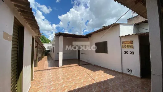 Prédio Comercial com 6 Quartos para alugar, 304m² no Cidade Jardim, Uberlândia