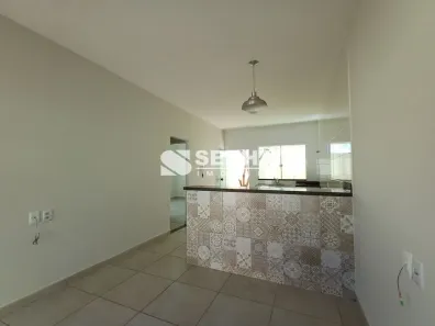 Casa com 2 Quartos para alugar, 60m² no Dona Zulmira, Uberlândia