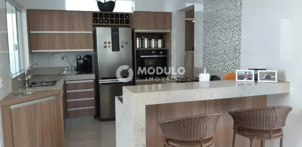 Sobrado com 3 Quartos à venda, 260m² no Alto Umuarama, Uberlândia