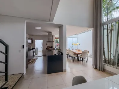 Sobrado com 3 Quartos à venda, 168m² no Jardim Karaíba, Uberlândia