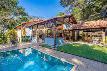 Casa de Condomínio com 3 Quartos à venda, 400m² no Itaipava, Petrópolis