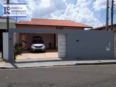 Casa com 4 Quartos para alugar, 200m² no Jardim García, Campinas