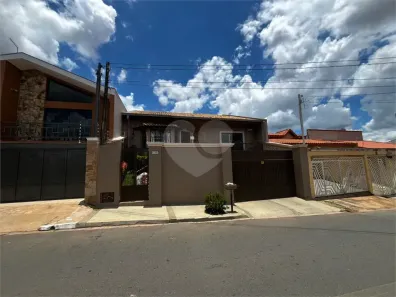Casa com 3 Quartos à venda, 226m² no Vila São José, Itapetininga
