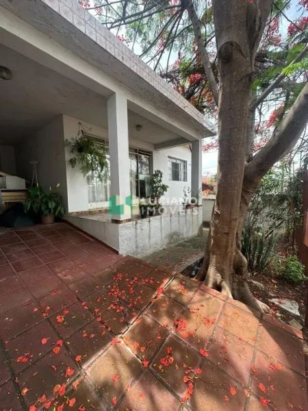 Casa com 4 quartos — Santa Mônica, Belo Horizonte