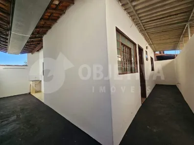 Casa com 2 Quartos para alugar, 60m² no Vallee, Uberlândia