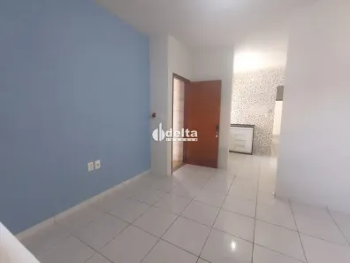 Casa com 2 Quartos para alugar, 70m² no Loteamento Portal do Vale II, Uberlândia