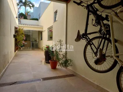 Casa com 3 Quartos à venda, 234m² no Cidade Jardim, Uberlândia