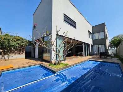 Sobrado com 4 Quartos à venda, 350m² no Jardins Madri, Goiânia
