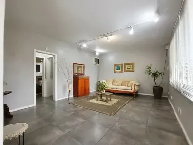 Casa com 3 Quartos para alugar, 223m² no Três Figueiras, Porto Alegre