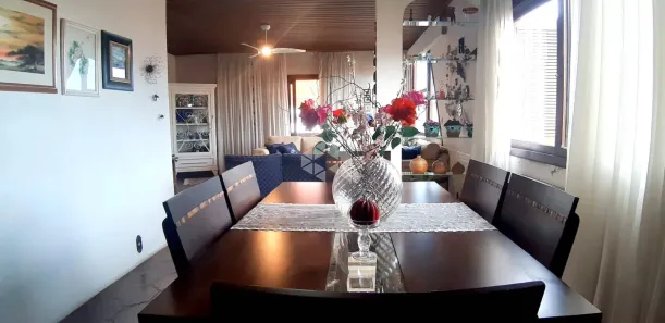 Casa com 3 Quartos à venda, 200m² no Santo Antônio, Porto Alegre