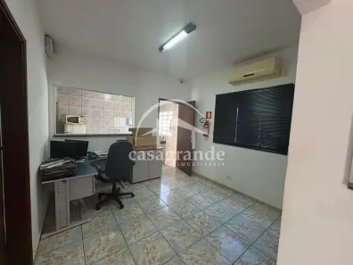 Casa com 3 Quartos para alugar, 220m² no Santa Mônica, Uberlândia
