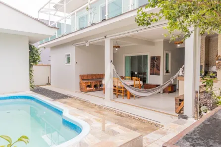 Sobrado com 3 Quartos à venda, 325m² no Iririú, Joinville